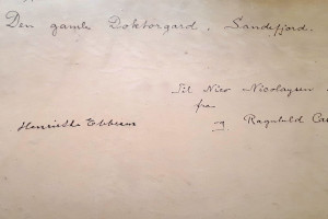 Bilde av Håndskrevet hilsen på baksiden av maleriet av Doktorgården